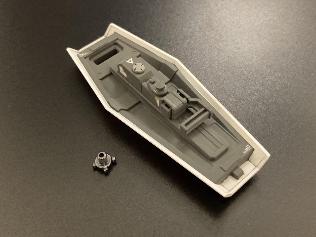 シールドの接続ピンをカットして腕との接続位置が上になるようにしました。加えて腕とシールドとのクリアランスが欲しかったので30MMのジョイントパーツで高さを出し、単調さを誤魔化すためにプラチップを接着しました。接続ピンをカットして穴になった箇所は、シールドをランドセルに接続の際に使いたいため、普段は30MMの丸パーツで蓋をして、ランドセル接続時は30MMのジョイントパーツ(クランクしてるやつ)を使います。