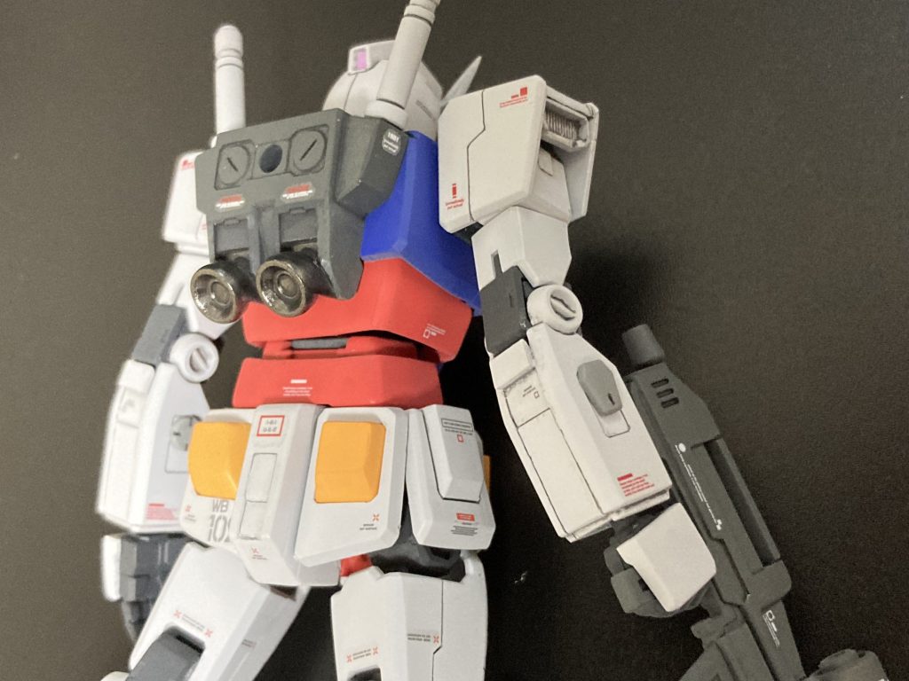 ハンドパーツは30MMフォレスティエリ01から使用しています(甲のディテールは瞬着で埋めました)。また、肩に市販のダクトパーツ。腕のダボ穴は30MMのパーツで塞いでいます。