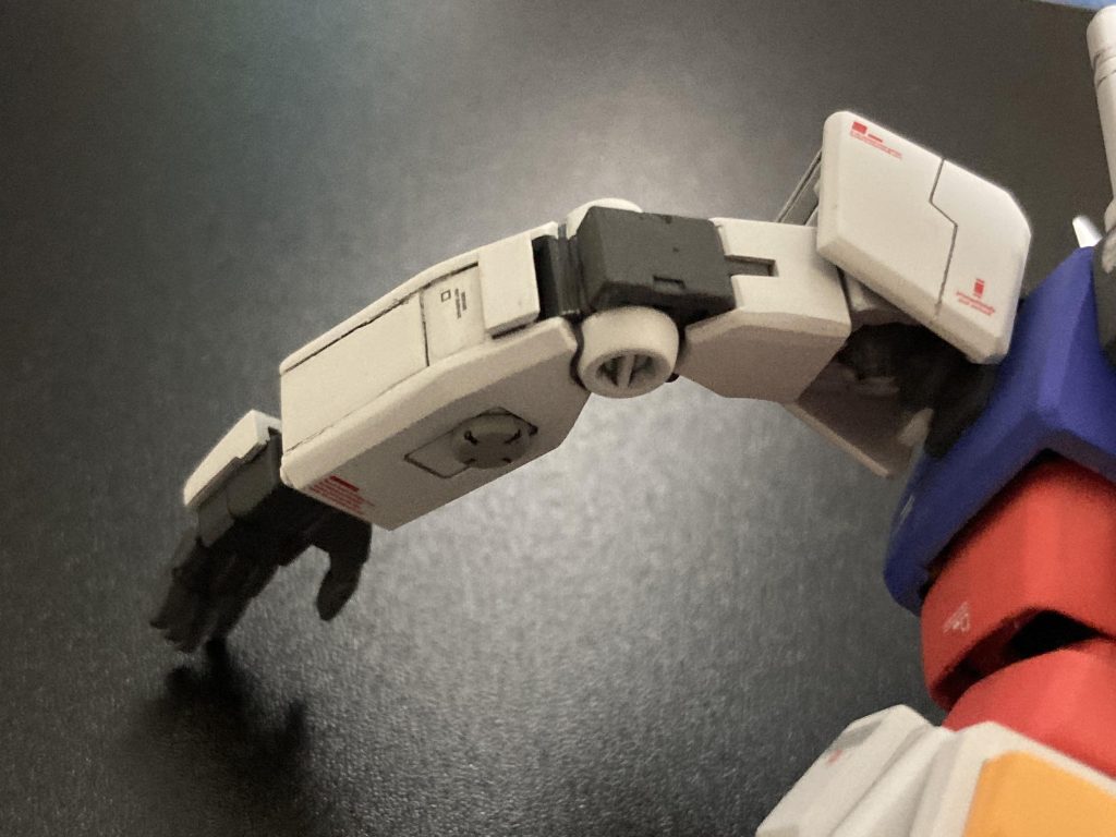 腕関節部の奥見え対策のため、2箇所にプラ板を追加しました。セイラマスオさんのHJ連載を参考です。目から鱗。