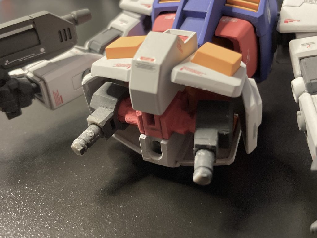 股関節を広げるため、接続を一旦切って根元に1mmのプラ板を挟みました。脚の延長のため太腿の接続部に1mm、抜け防止のためピン先端に1mmのプラ板を追加しています。(汚くてスイマセン)