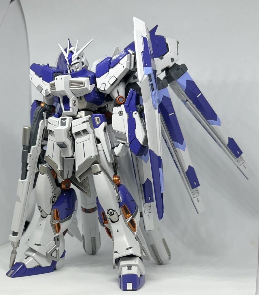 フロントせっかくの広い箇所へ塗装ですし、水転写式のデカールをつけようと思うので今回は貼っていませんコクピット横の丸モールドやサイドスカートのスラスター、右腕のマシンガンなど、細かいところも筆塗りにて部分塗装をしていますまた見辛いですがツインアイやメインカメラはメタリックブルーで塗装しており、旧ベルトーチカ・チルドレンを意識していみました細かい塗装は少し辛くなってきましたが綺麗に塗れたと思います