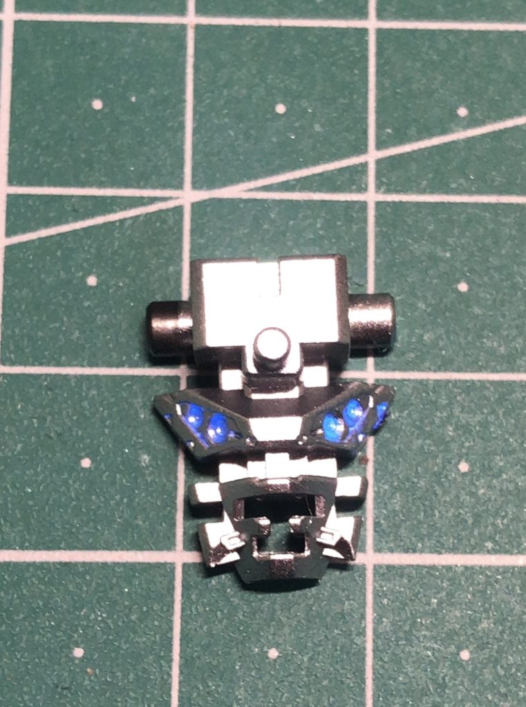 モノアイの内部に青の蛍光色を、使用したらイイ感じに光ました。