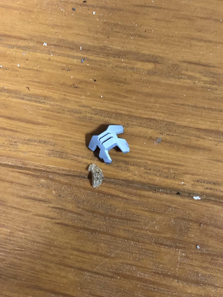 フェイス部のマスクを紛失して、1時間近く格闘してました。部品購入しようとしましたが欠品中、諦めかけてた時ゴミ箱の底から奇跡的に救出出来ました😅💦。皆様も気を付けてください。