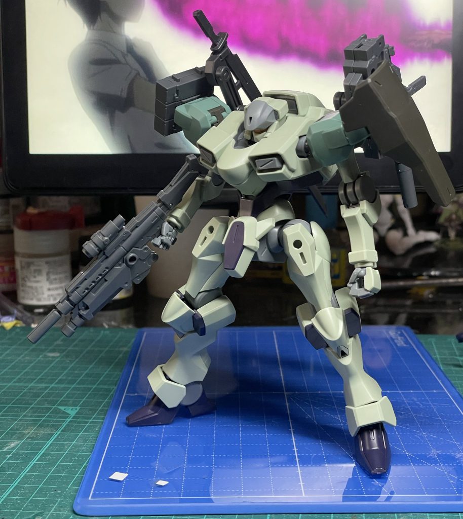 本体はアンテナ撤去+穴埋め、肩アーマーをディランザの物に変更した程度のお手軽仕様になっています。