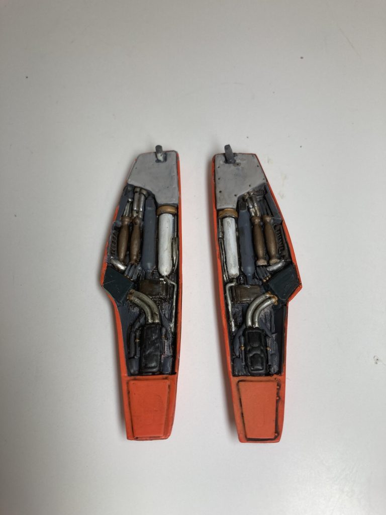 腰アーマー裏も凝ったモールドが入ってまして、塗り分けない訳にいかない圧力があり、頑張りました。