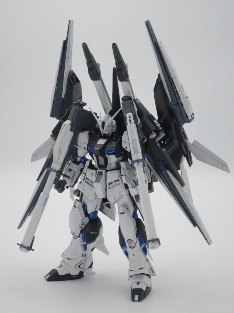 νガンダムとHi-νガンダムのミキシングを中心にリゼルのバックパップを組み合わせました。