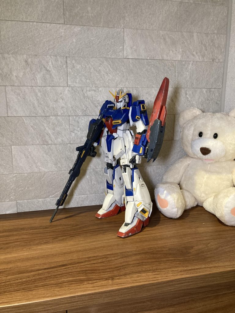 このデカすぎるZガンダムは玄関の番人2号になってもらうことにしました。1号は熊です。