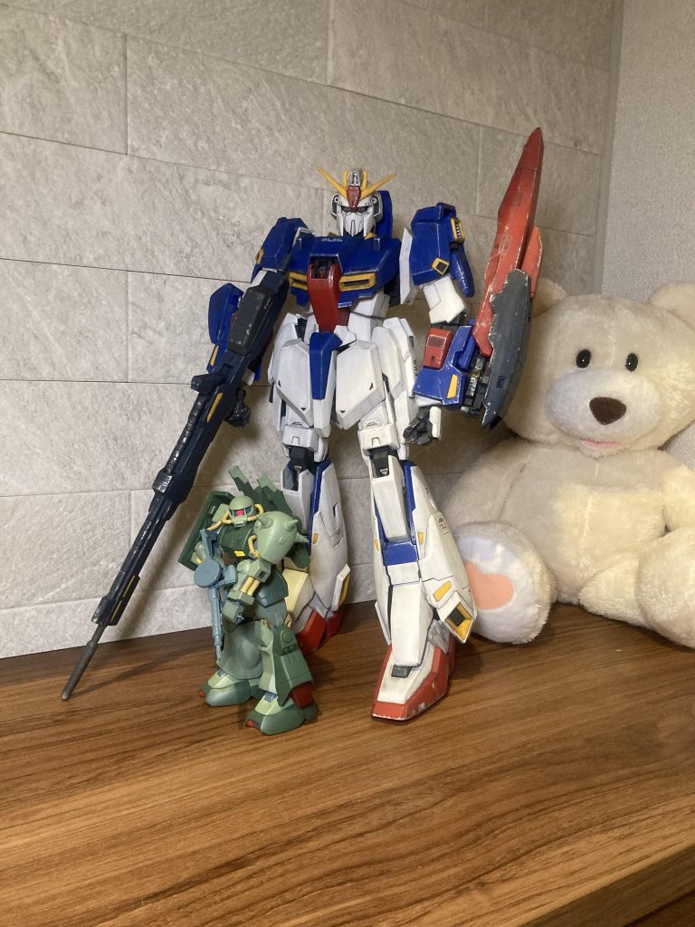 忘れてました。今までの写真ではPGの大きさが分かりにくかったですね。最後にHG 1/144 ハイザックとの比較です。こんなにも違います。作りごたえがありました。以上、PG Zガンダムでした。最後までご覧いただきありがとうございました。