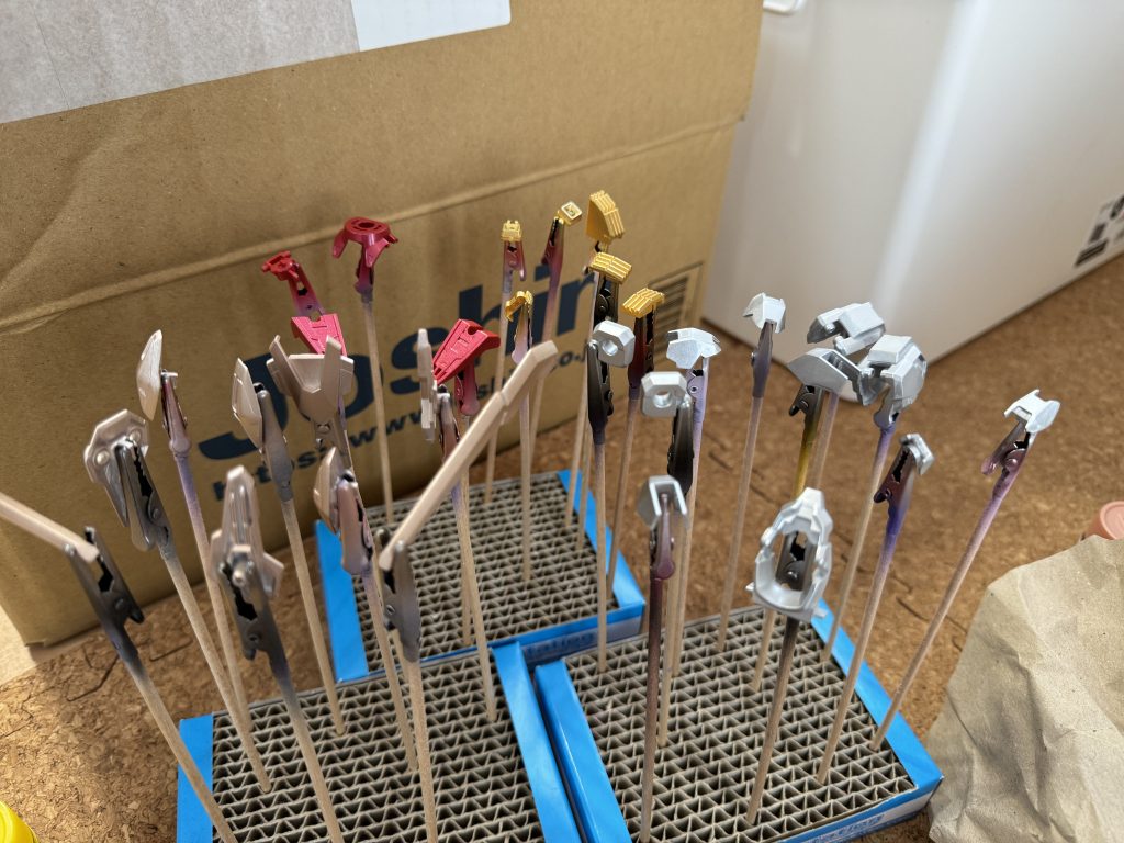 一部の白パーツはシルバーとカッパー下地にしました。