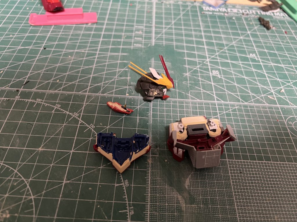 テスタメントの胸部装甲の下にバルバトスの装甲がをパテで固定してから再開しています。頬は少し削り込んで真鍮線で固定。バックパックはバルバトスのバックパック接続部分をカットしてパテで固定しています。