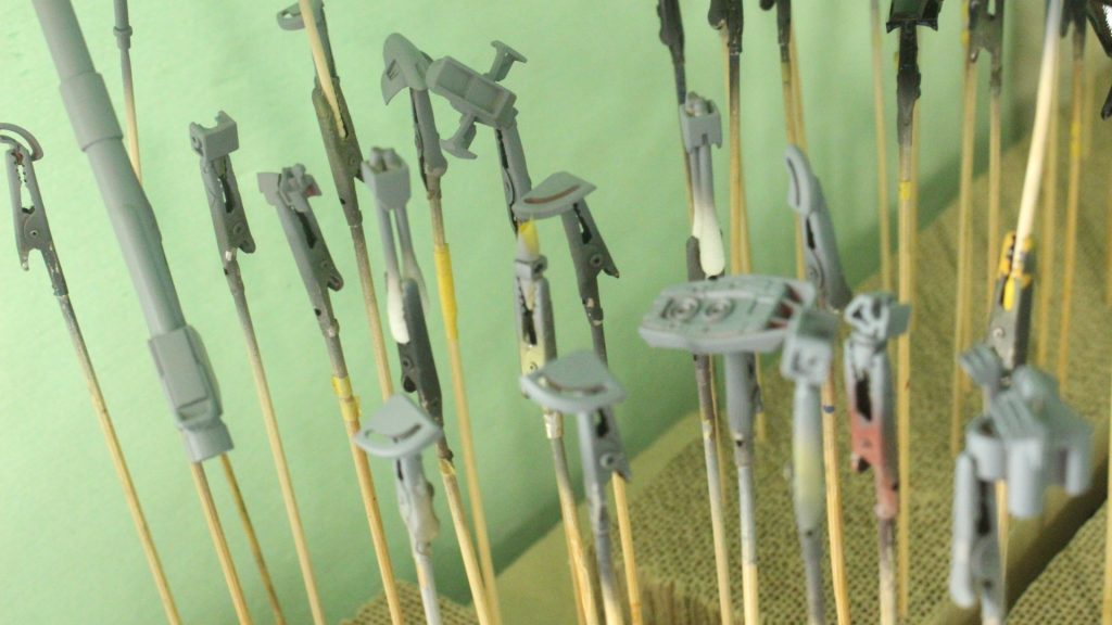 サフはメカサフライト、トップコートはスーパースムースクリアーつや消しをエアブラシで吹き付けています