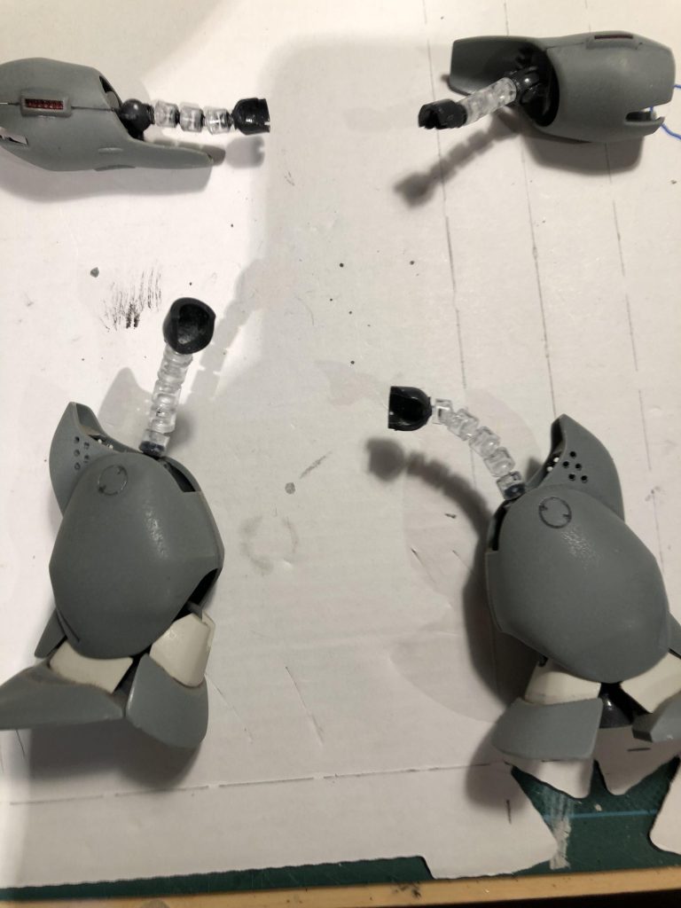 上腕と大腿部に仕込んだ極細ボールジョイント。コレにより棒軸のみだった当該部に緩やかなカーブが生まれました。