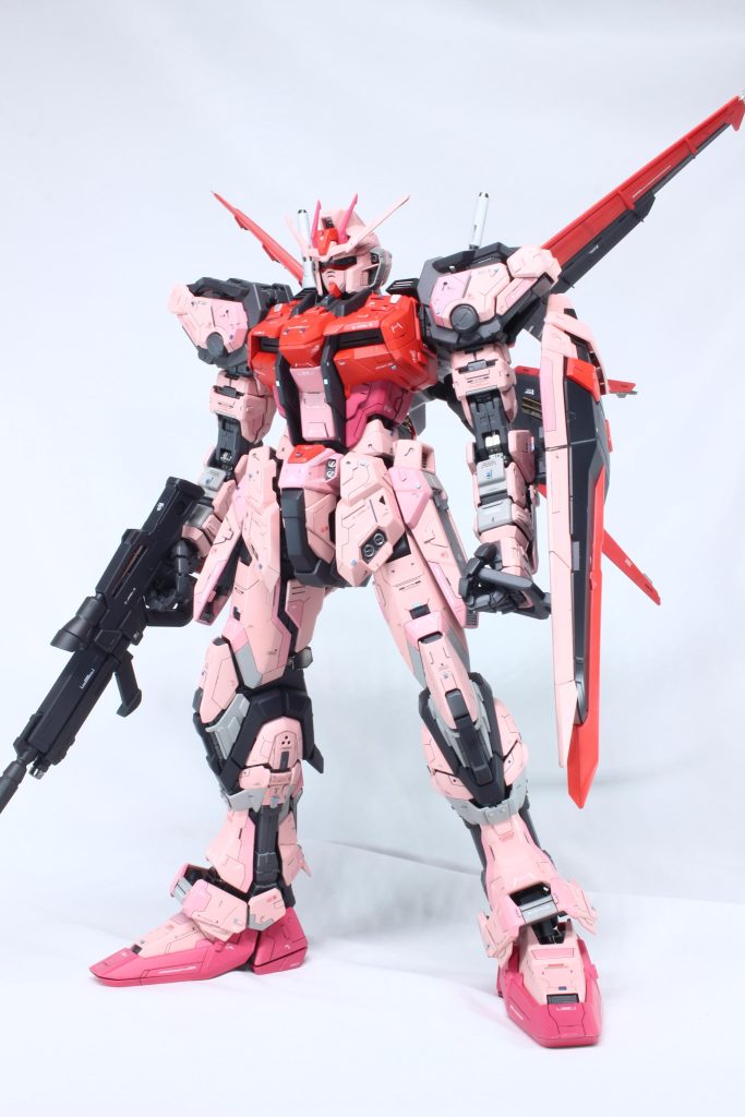 薄いピンクはNAZCAピンクサフ 次のピンクはガイアEVOピンクサフのちNAZCAピンクを再度薄く上吹き 濃いピンクはオリジナルを使用 レッドはプレミアムレッドで グレー部はガイアニュートラルグレー2 フレームはニュートラルグレー5とほんのわずかにシルバーを入れたメカサフにて