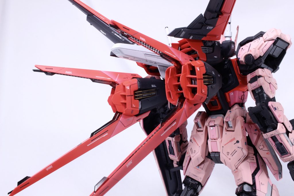 大きく伸びたストライカーも僅かなディテールアップにとどめそのままの軽快さが出るように メッキをアクセントにして重みを表現 黒く見えるのはニュートラルグレー5です