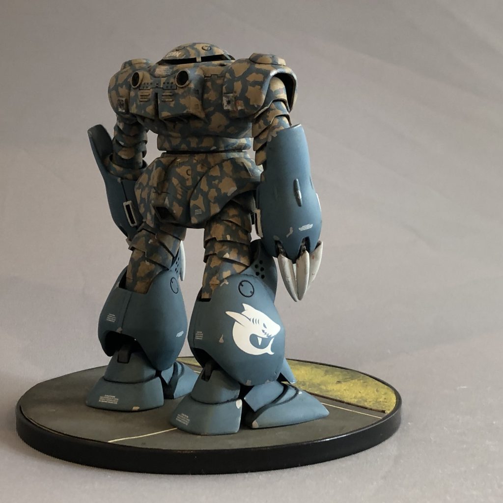 イラストレーションに描かれていない面は自由にアレンジさせていただきました。右足外側部にはサメマークを入れてみました。