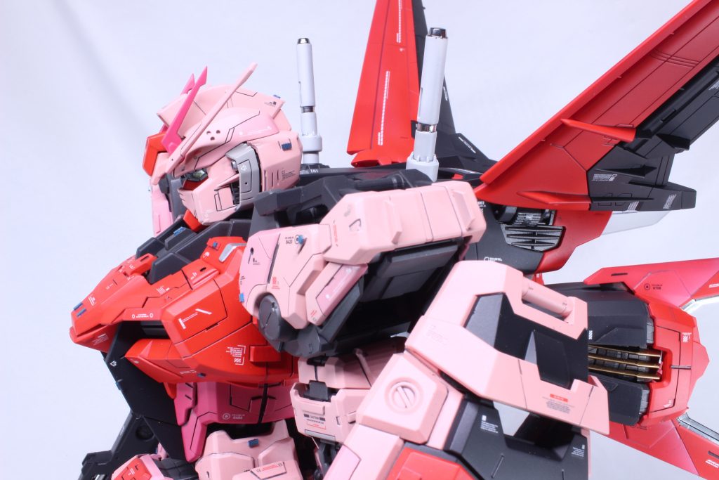 ストライカーのエンジンは焼鉄色で アンテナは手曲げで後方に流し、前方にスラントさせて装着 ビームサーベルにもメッキをあしらいちょっと高級感