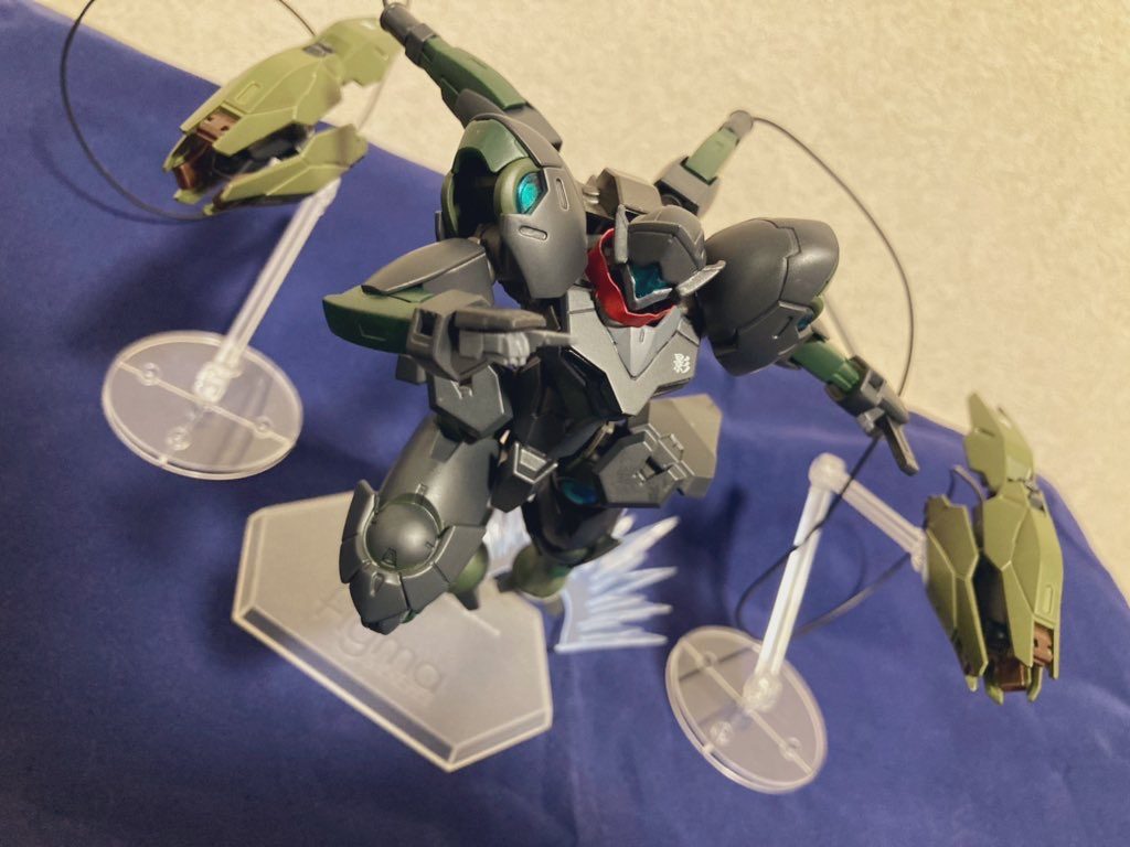 高い機動力で敵を翻弄し隠密に強く、暗い場所での戦闘に向いている機体です。BPに装備されている2つのビームブレイザーを分離し 近接、遠距離、拘束、守りなど様々なモードを使用して戦闘、隠密を有利に進めます。