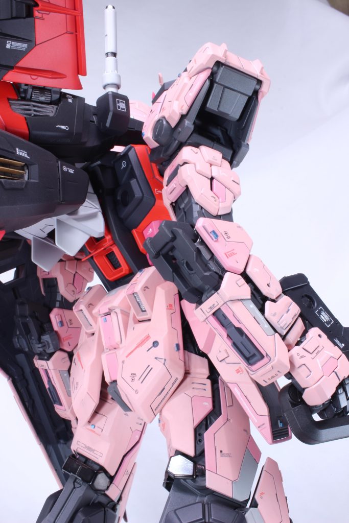 肘サイドアーマのモールドは削り落とし、ディテールを追加 前腕裏側はくり抜きプラ板でメカを新造