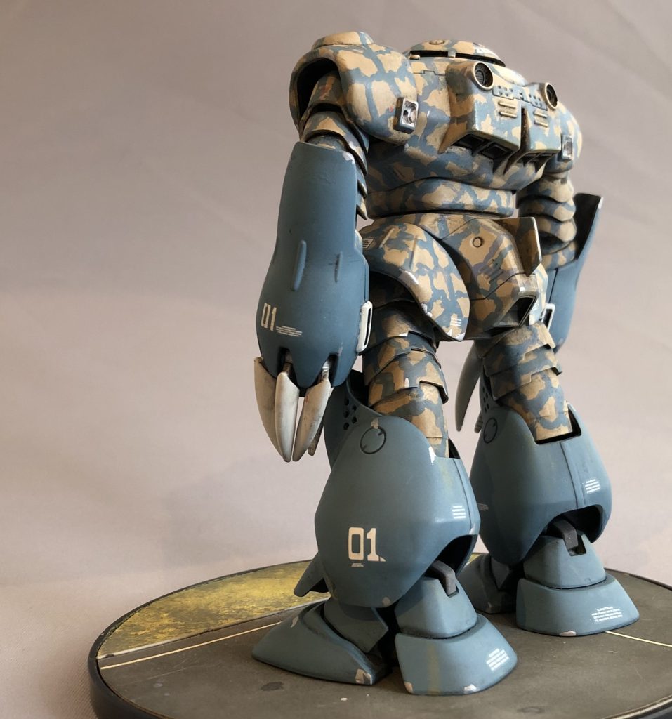 ズゴックEはジェットパック無しの姿の方が好みです。1年戦争時最高性能の水陸両用機と言われるだけあってとても洗練されています。大腿部に仕込んだボールジョイントによる多重関節化で綺麗なS字を描けるようになりました。