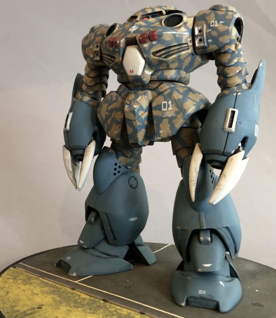 マーキングも出来る範囲で近藤先生のイラストレーションに近づけました。01のナンバリングはMarkIIのものが似ていたので流用。コックピットハッチの小さな[M]マークはこの大きさの赤文字Mの持ち合わせが無く、フリクションボールの赤で直書きしてみました。