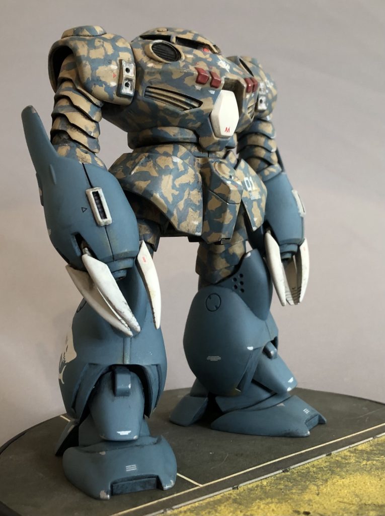 迷彩部はおそらく、海底に映った水面の波紋をモチーフにしているのでは無いかと思われます。(潜航時に上空から発見されにくくするため?)タミヤの「インターミディエイトブルー」とMrカラーの「インターミディエートブルー」を希釈し、重ね塗りしてグラデーション風になるようにしてみました。