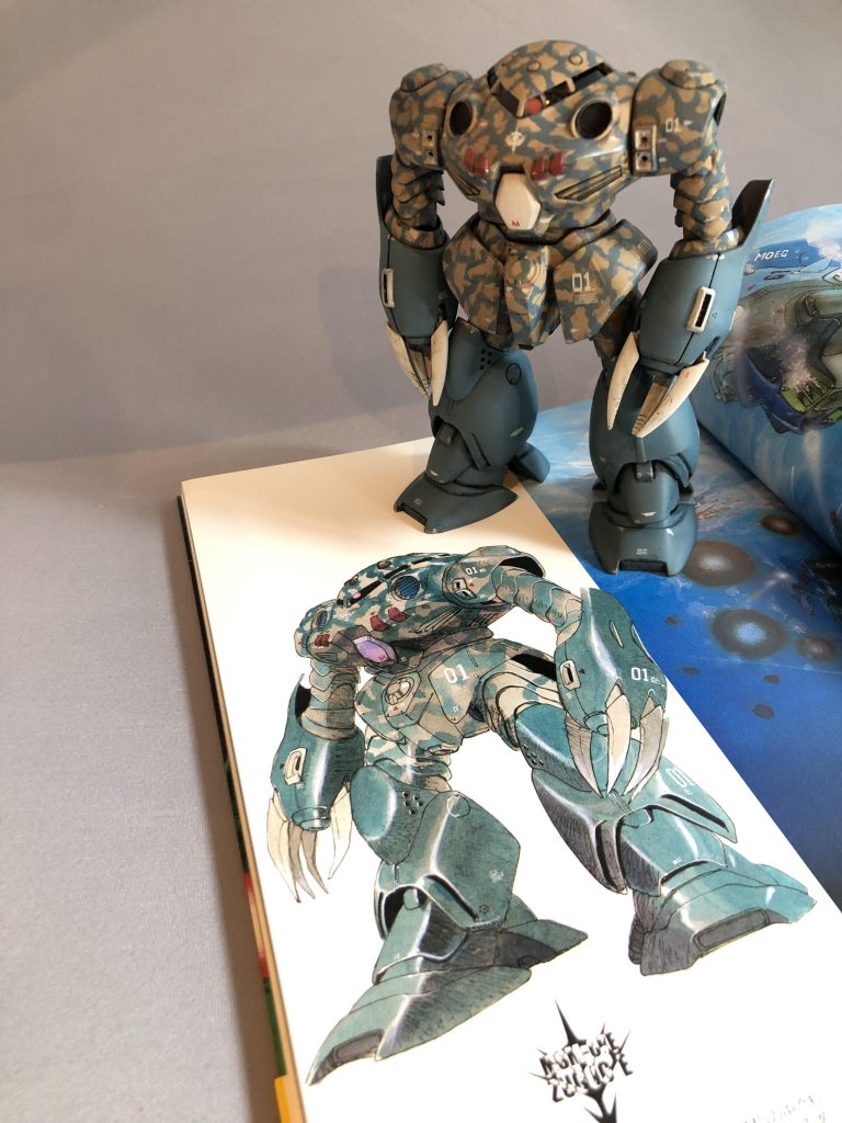 関節改修のついでに塗装もやり直しました。折角なので近藤和久先生のイラストレーションを参考に海洋迷彩風の塗装にしました。ズゴックEはポケ戦から遡り、近藤先生の漫画、「新MS戦記」で登場した地上残存ジオンのマッドアングラー隊のズゴックが元ネタで、それを出渕さんがブラッシュアップしたのがズゴックEだと聞いたことがあります。ということは、このイラストは近藤先生によるセルフカバー?逆輸入?的な存在なのかな?なんて思ったり。
