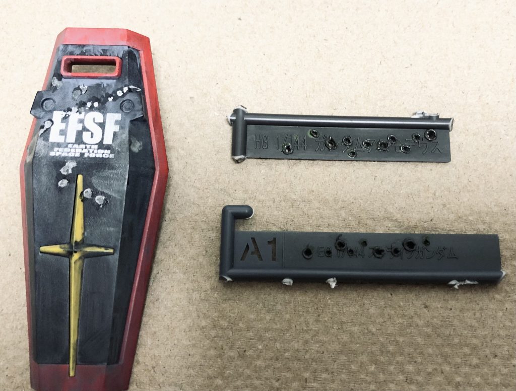 ハンダゴテ すぐに熱くなるので暫くしたらコンセントを抜きます。弱火であれば、プラが適度の硬さなので正確に弾痕を作れます。ジグザグに大小をするとリアルになります💥