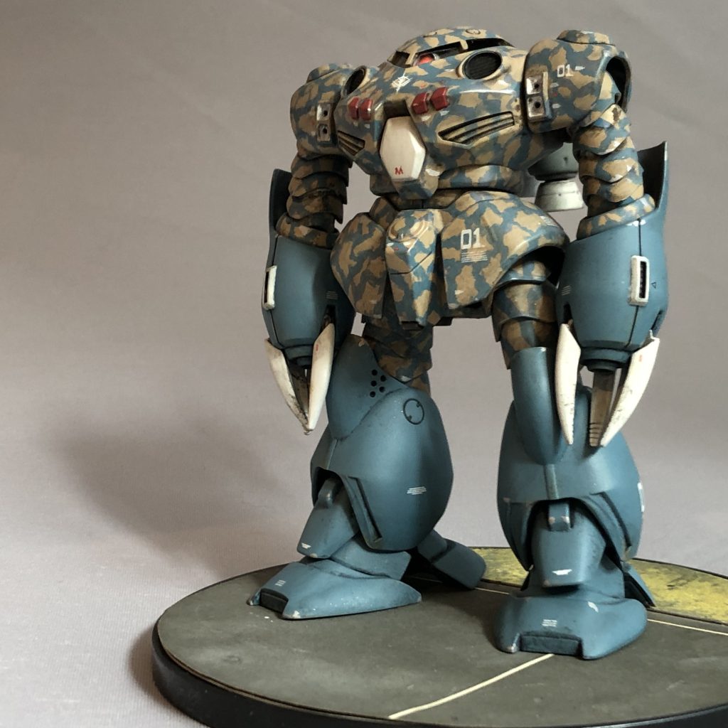 リニューアルのポイントはHGUCズゴックEの不満点としてあげられる「上腕部ベロウズ・リムが折角別パーツになっているのに棒軸に通すだけで多重関節になっていない」について、ここをなんとか「多重関節化」しちゃおうというものです。コレにより、上腕がなめらかなカーブを描けるようになりました。ついでに大腿部も同様に多重関節化したので立ち姿も自然になりました。