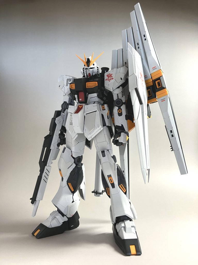 整面処理だけ済ませたまま塗装工程に移れない日々が続き、何年も経ってしまいました・・その間「どんな色がふさわしいだろうか・・」と色々なサンプルを作ってを繰り返しましたが、最終的にはガイアのサフエヴォシルバーの上からEXホワイトを吹き付けるという方法を選択