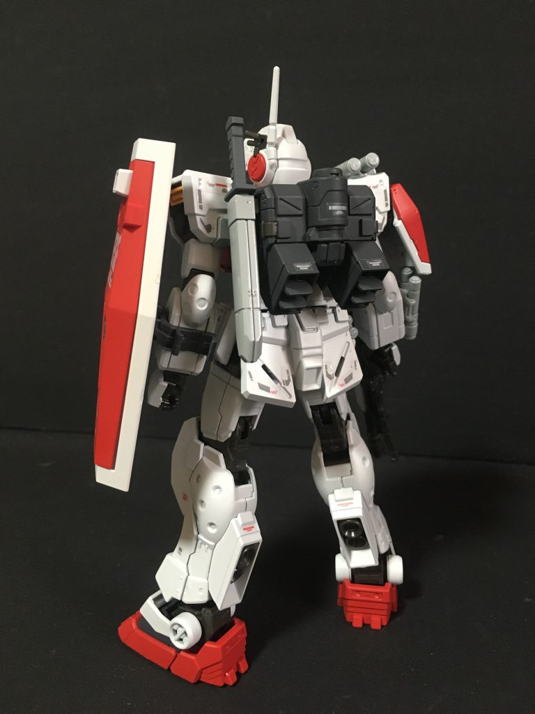 設定ではシールド無しですが、生存率向上+不死身の第4小隊の共通性を持たせるためにジムのシールドを保持させています。これに合わせて肩アーマー+ビームサーベルは左肩・腕から右肩・腕に変更しています。