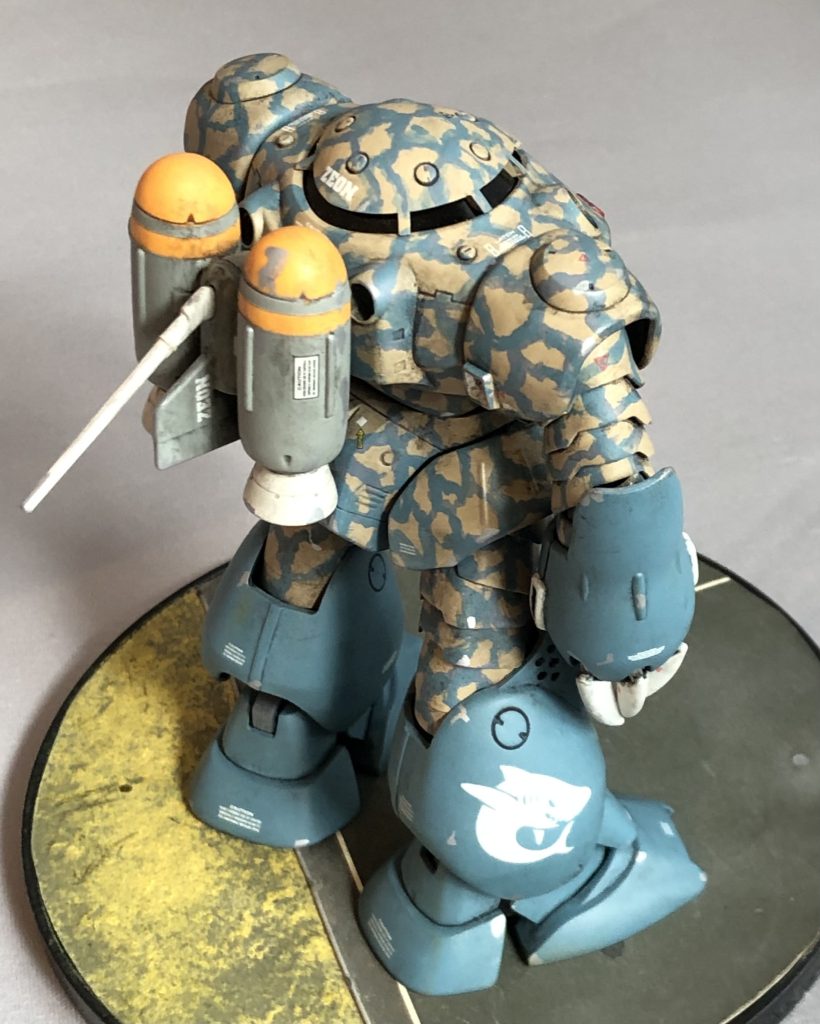 ジェットパックはスキューバダイビングの酸素ボンベっぽくしてみました。ボコボコぶつけて塗装がハゲまくっている的な感じです。