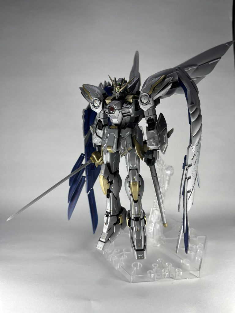 「スノーホワイト」的な感じにならないように、より甲冑を連想させるようなイメージで試行錯誤。ウィングの裏側は、劇中グリフィスが纏っているマントの裏側が青なのでそれを意識しました。