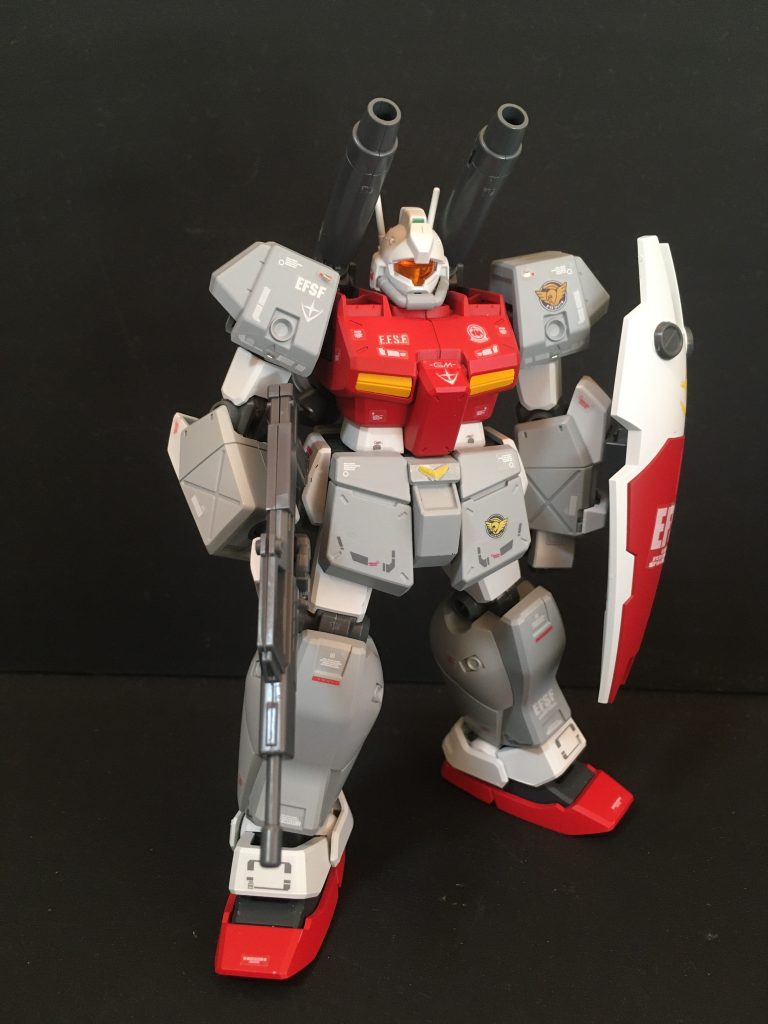 最初はなるべく白色部分を残したかったので、肩、腰、脛パーツは白色塗装としていたのですが、マッチョなのに白色は全体感がよろしくなく、明灰白色に塗り替えました。