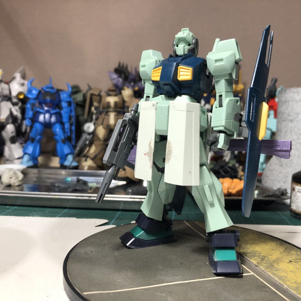 制作中の様子。FGガンダムの楯を2枚使っています。