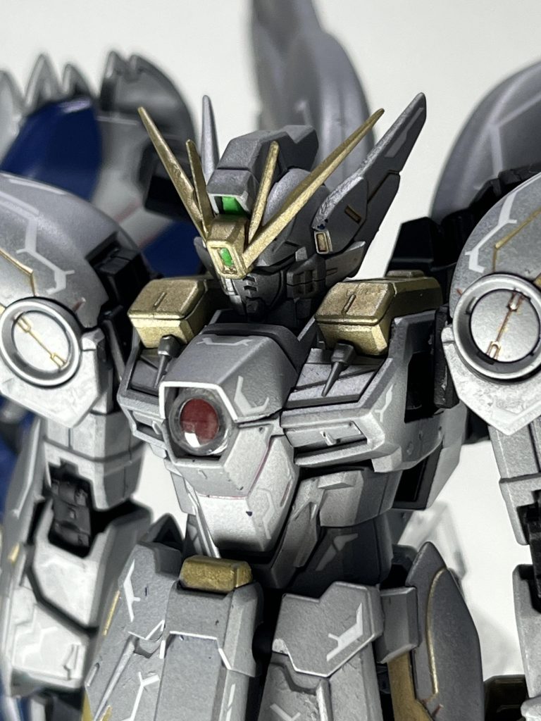 前作のシュバルゼッテと対になる機体として製作しました。ちなみに胸部クリアパーツの内側は、グリフィスが身につけているベヘリットの色をイメージした濁った赤を調色して塗装してあります。最後まで見てくださりありがとうございます。