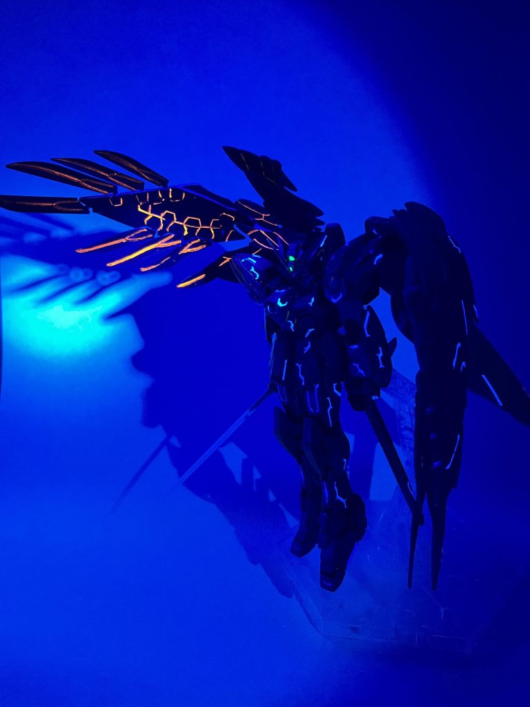 アシタのデカール『ホワイト&ネオンブルー』を使用、更にウィングの裏側にエナメルの蛍光レッドでスミ入れ。UVライトを照射した時に印象が大きく変わるようにしました。