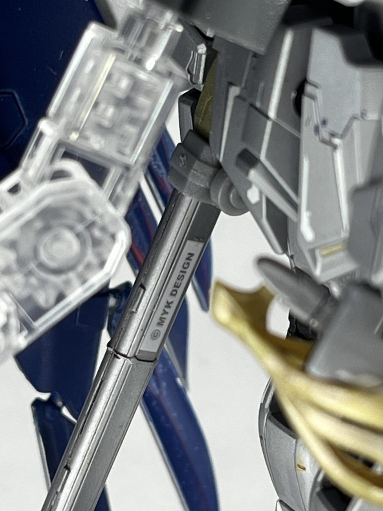 MYK DESIGN のロゴデカールを鞘の裏側に。スポーツチームのユニフォームに企業名が入るようなイメージです。