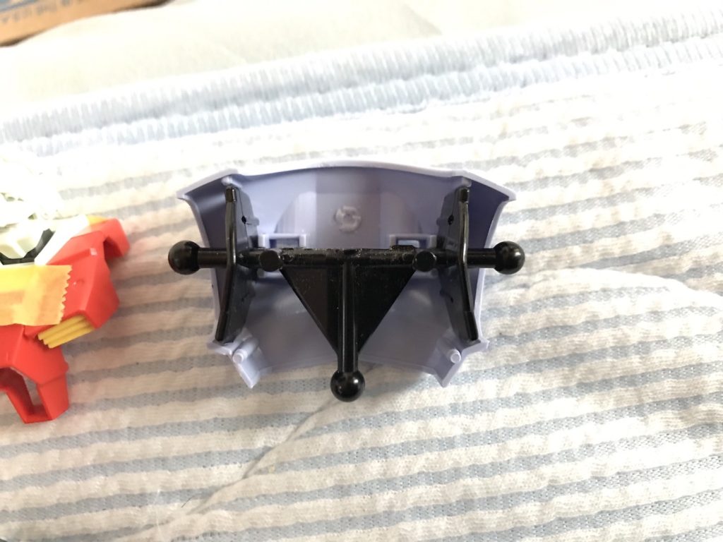 ズゴックの胴体部分のパーツを切ったり削ったりしてジムの体が入るようになってます。