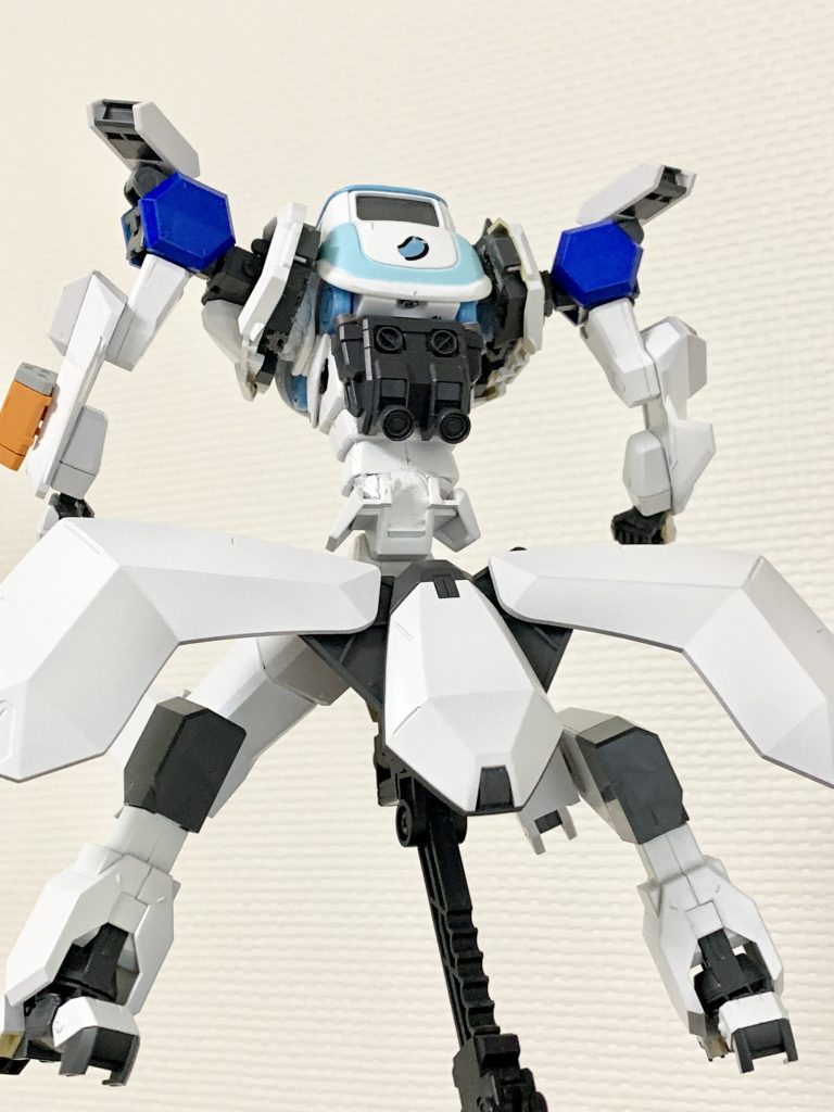 でも、ホントにガンプラって言っていいの?そんな時は背中の部分をご覧下さい。RX78のバーニアが確認できますよね。もう大丈夫。