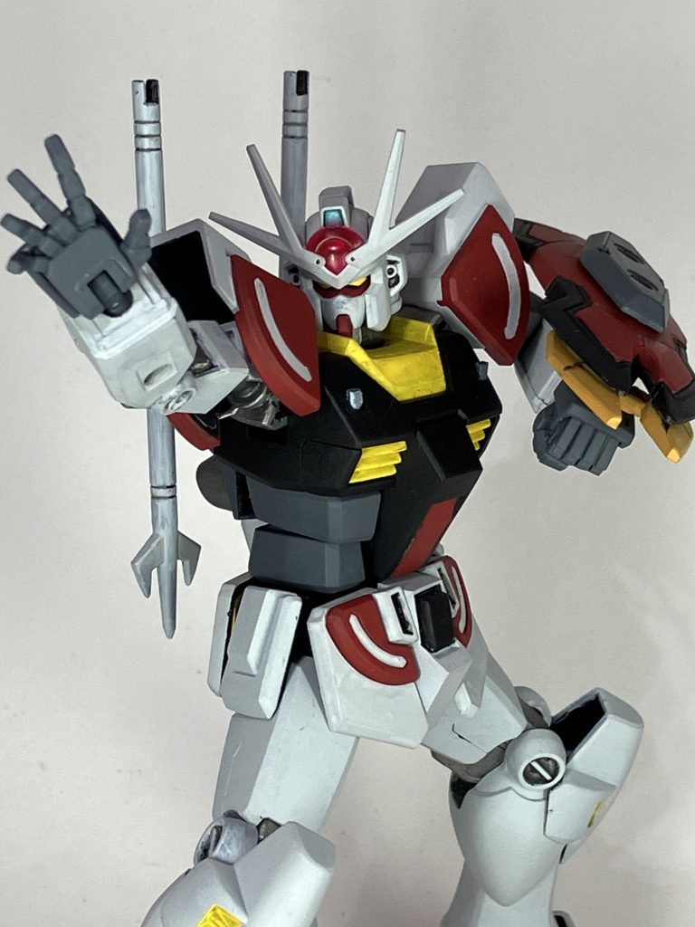 アニメ劇中の2話で盾殴りを行っていたので、盾の爪を追加し、十字星を削ってハードポイント付きのパーツを付けています。またアニメ劇中でも平手の場面が多くあったので次元ビルドナックルズ「角」を使用しています。そしてハンドパーツの付け根は空洞が目立ちにくいように埋めパーツを作成して取り付けました。