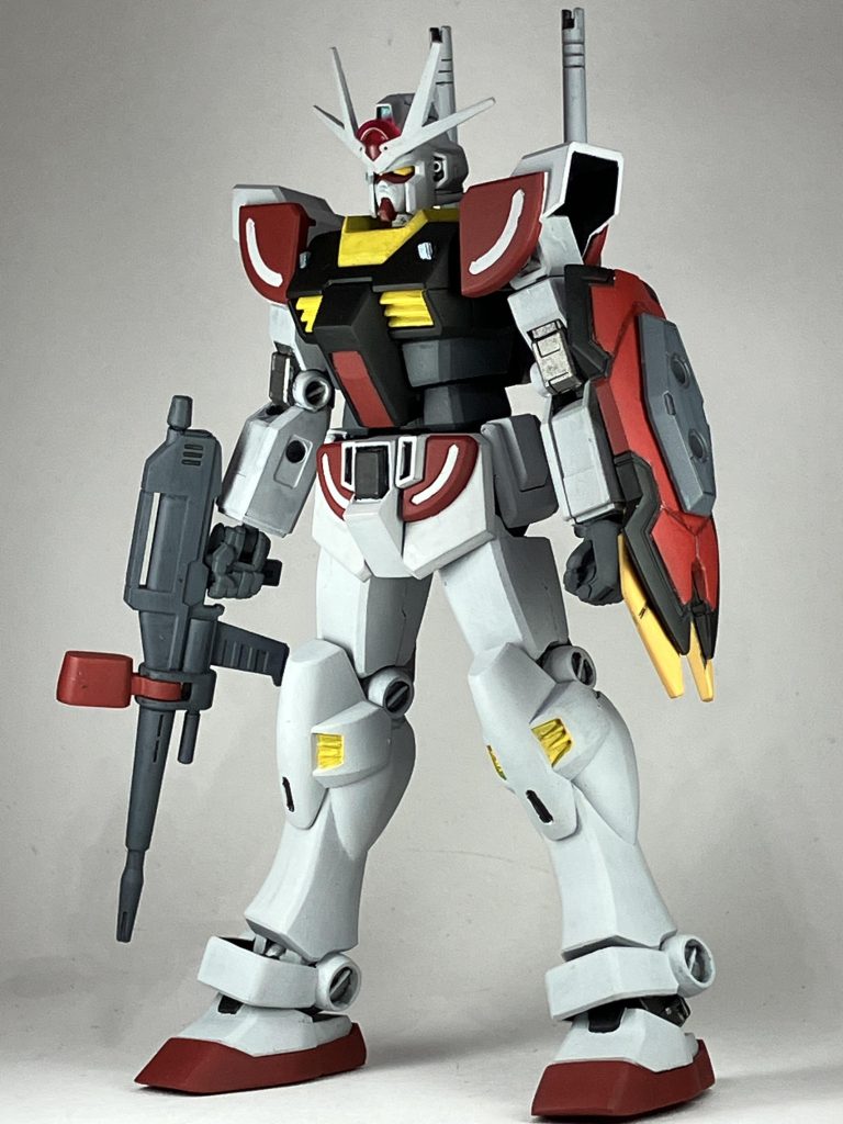 EGラーガンダムの胸部、腰、盾を形状変更、追加パーツで調整しています。コンセプトは「ラーガンダムのMk2化」で胸部はコクピットブロックの形状を変更して、プラ板でセンサー部を作成。腰は元のVマークを削って上から積層プラ板をはっつけてます。