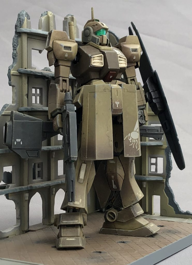 続き→その迷彩がわからなくなるくらい土埃で煤けさせたいな〜と思いまして、グランドレベルに近い下半身を中心にウェザリングマスターをたっぷりめに叩き込みました。