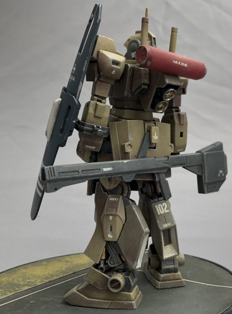 脚部や内部フレームも頑張って色分けしているのですが、ソレがわからなくなるぐらいウェザリング粉を叩き込みました!