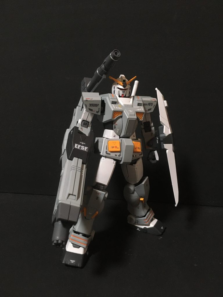 正面右側リアリスティックデカールを使用してRG風にしています。