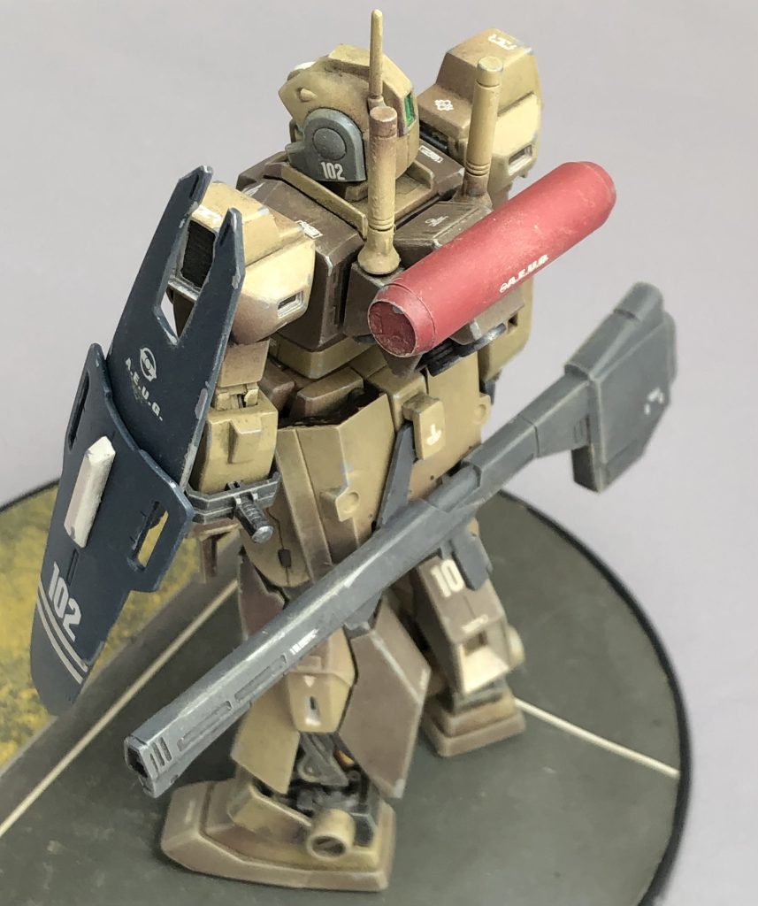 リアスカートもジム楯でロング化してあります。ロング化することによりビームサーベルが所定の位置にマウントできないので、バックパックにマウントできるようにしました。元のビームサーベルラックにはラッチを付けてクレイバズーカをマウントしました。