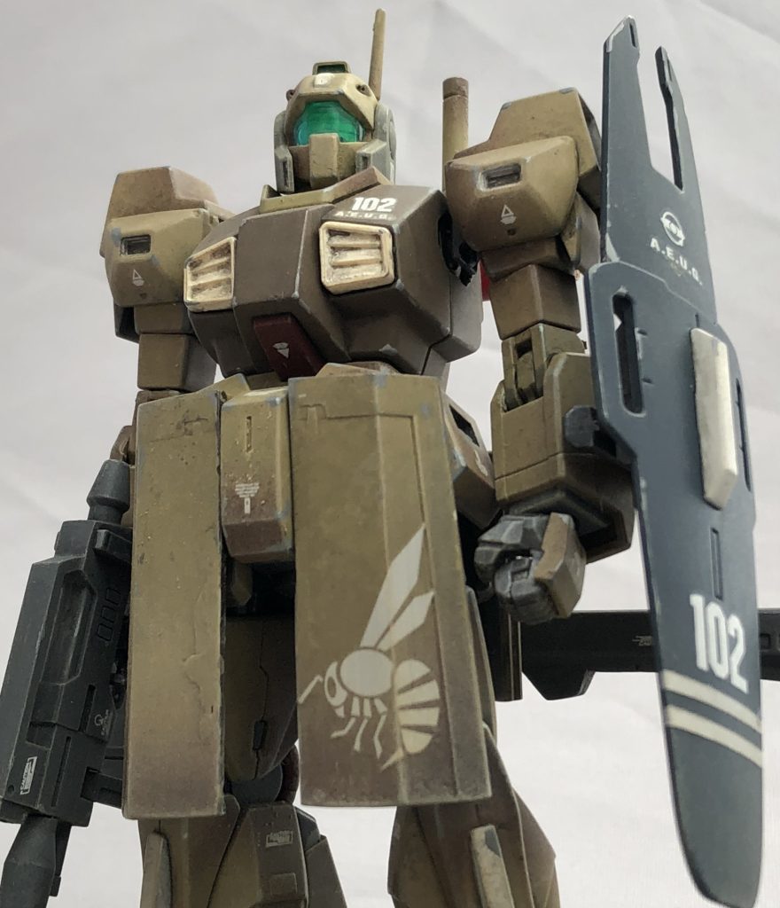 このネモは現地改修陸戦型というオラ設定でロングスカート化を施しました。グリプス戦役あたりですと現場ではダブついていると思われる「ジム楯」を加工しロングスカートにしている設定です。なるべくそれとわかるよう原形を残しつつ、違和感が無く「スカートっぽい形」になるよう加工しました。スカートにはスズメバチのパーソナルマークをアレンジしました。