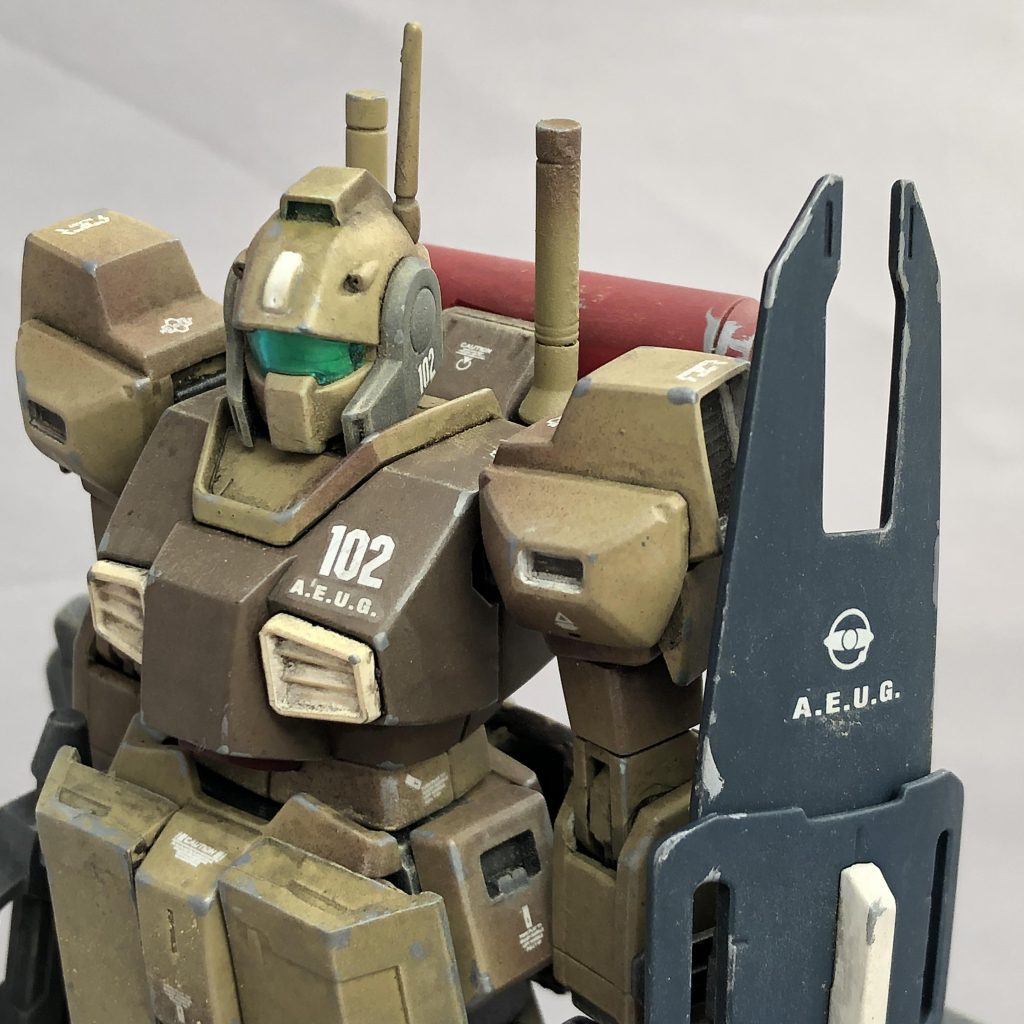 陸戦型ということで、サンドカラー系カラーリングと2色グラデーシュン迷彩を施しました。が、↓