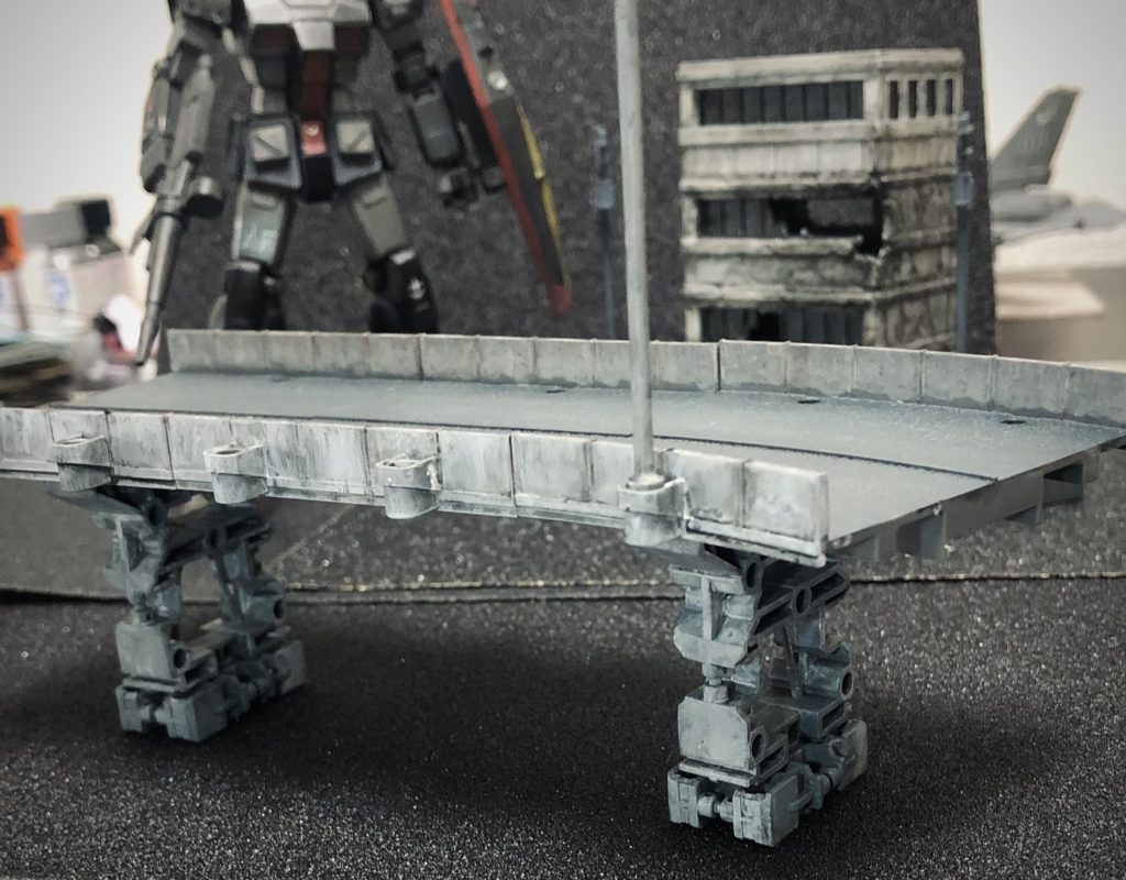 ラッカー塗装には、つや消し添加剤を加えて劣化感⤴︎。エナメルウォッシングには、グレーや黒、茶色も使いました。高架下コンクリートは角をゴリゴリに丸く削ってます。溝や雨が流れる場所に汚れが下垂れてますので、そこも同じにしてます。