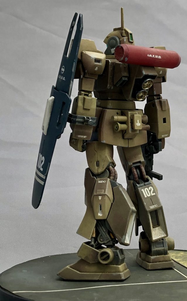 リアスカートを外すとビームサーベルは所定の位置に収められます。