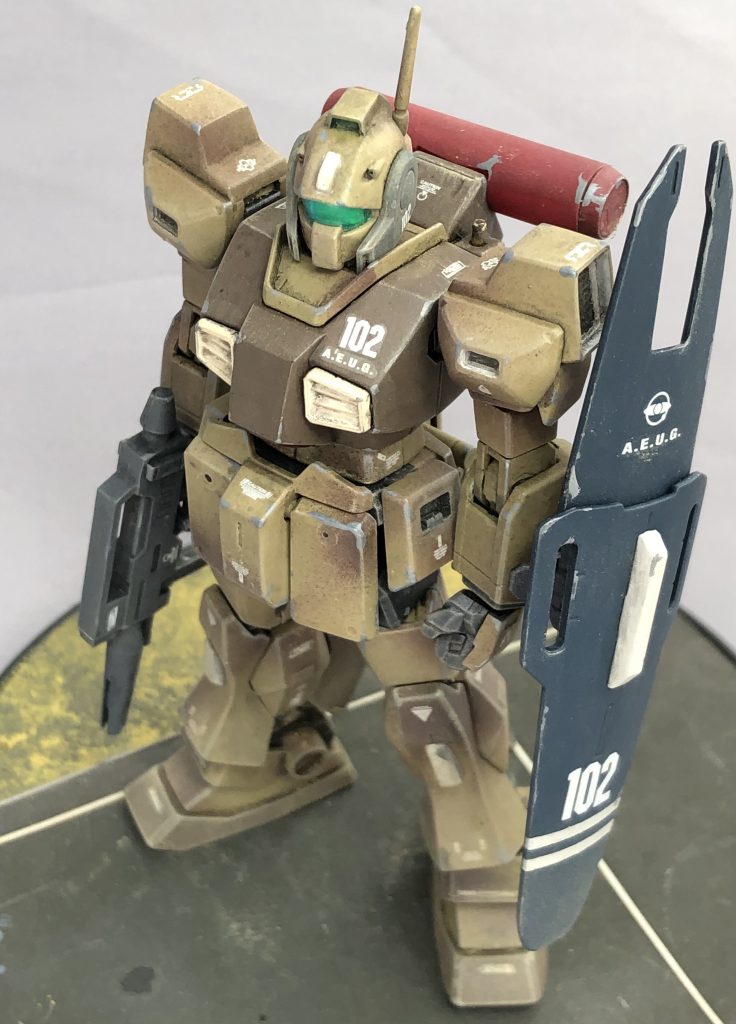 バックパックに新設したビームサーベルラックの基部は真鍮パイプにしてあるので接続端子っぽい感じになっています。